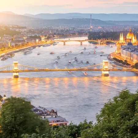 Waterfront Luxury - Paid Parking Option Budapeşte
