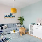 Waterfront Luxury - Paid Parking Option Villa *